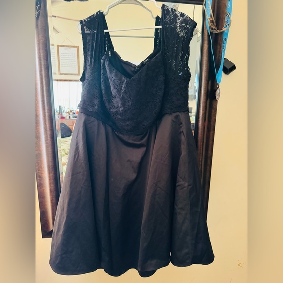 Lace and Satin Torrid dress - Picture 2 of 3